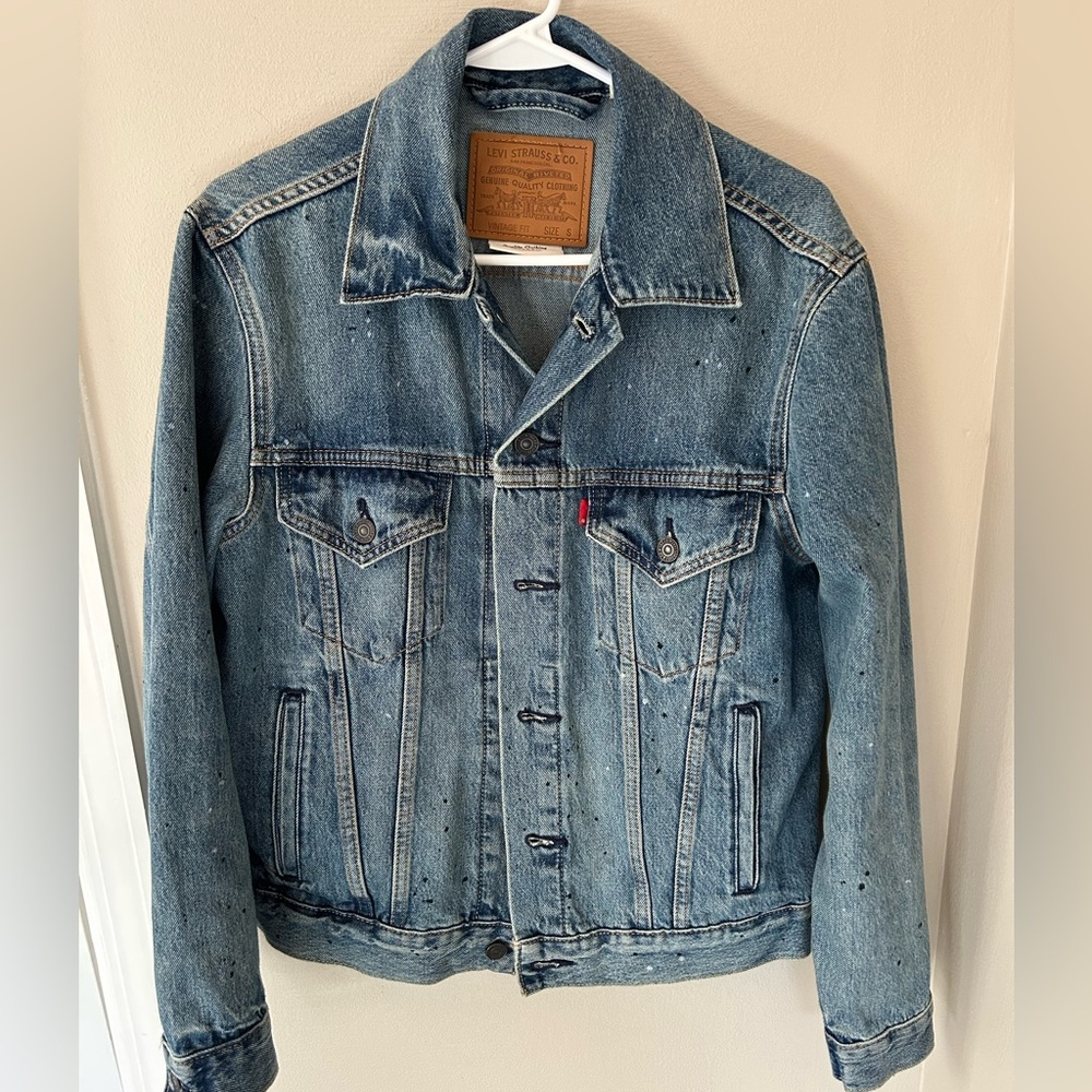 LEVIS VINTAGE FIT DENIM TRUCKER JACKET WITH SUBTLE PAINT SPLATTER SIZE SMALL